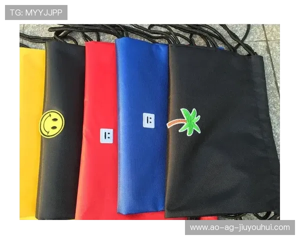 便捷实用的足球装备包双肩拉链设计提升运动员训练与比赛体验