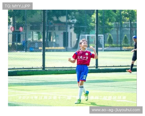 四岁女孩足球启蒙训练，激发运动潜能与团队合作精神