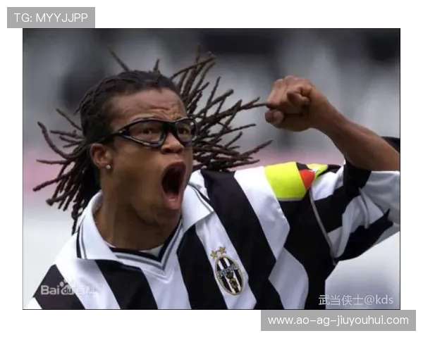 打造以足球风眼镜框为核心的多场景潮流运动型时尚穿搭创意指南篇